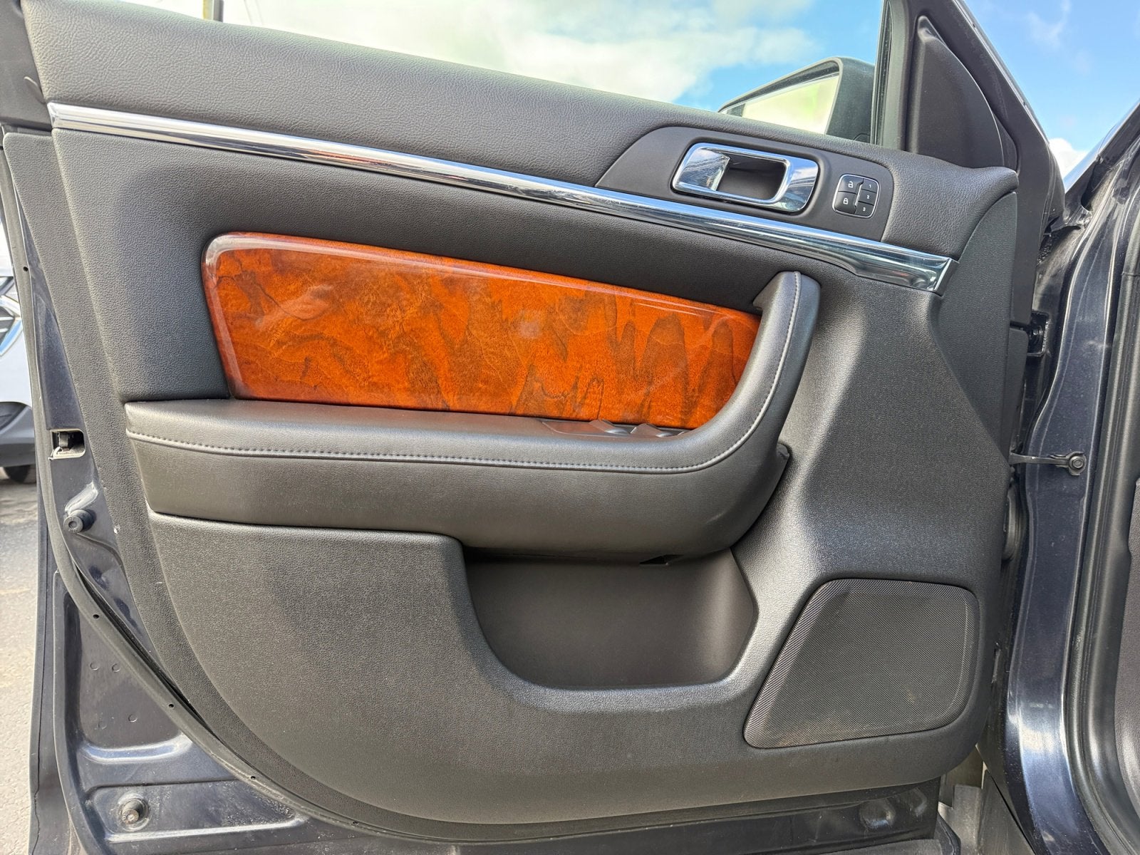 2014 Lincoln MKS Base