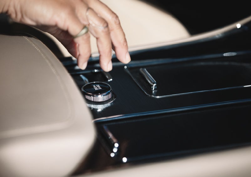 A hand reaching for the Lincoln Drive Modes knob of a 2024 Lincoln Aviator® SUV | Irwin Lincoln Laconia in Laconia NH