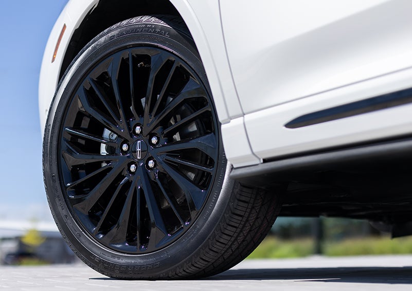 The stylish blacked-out 20-inch wheels from the available Jet Appearance Package are shown. | Irwin Lincoln Laconia in Laconia NH